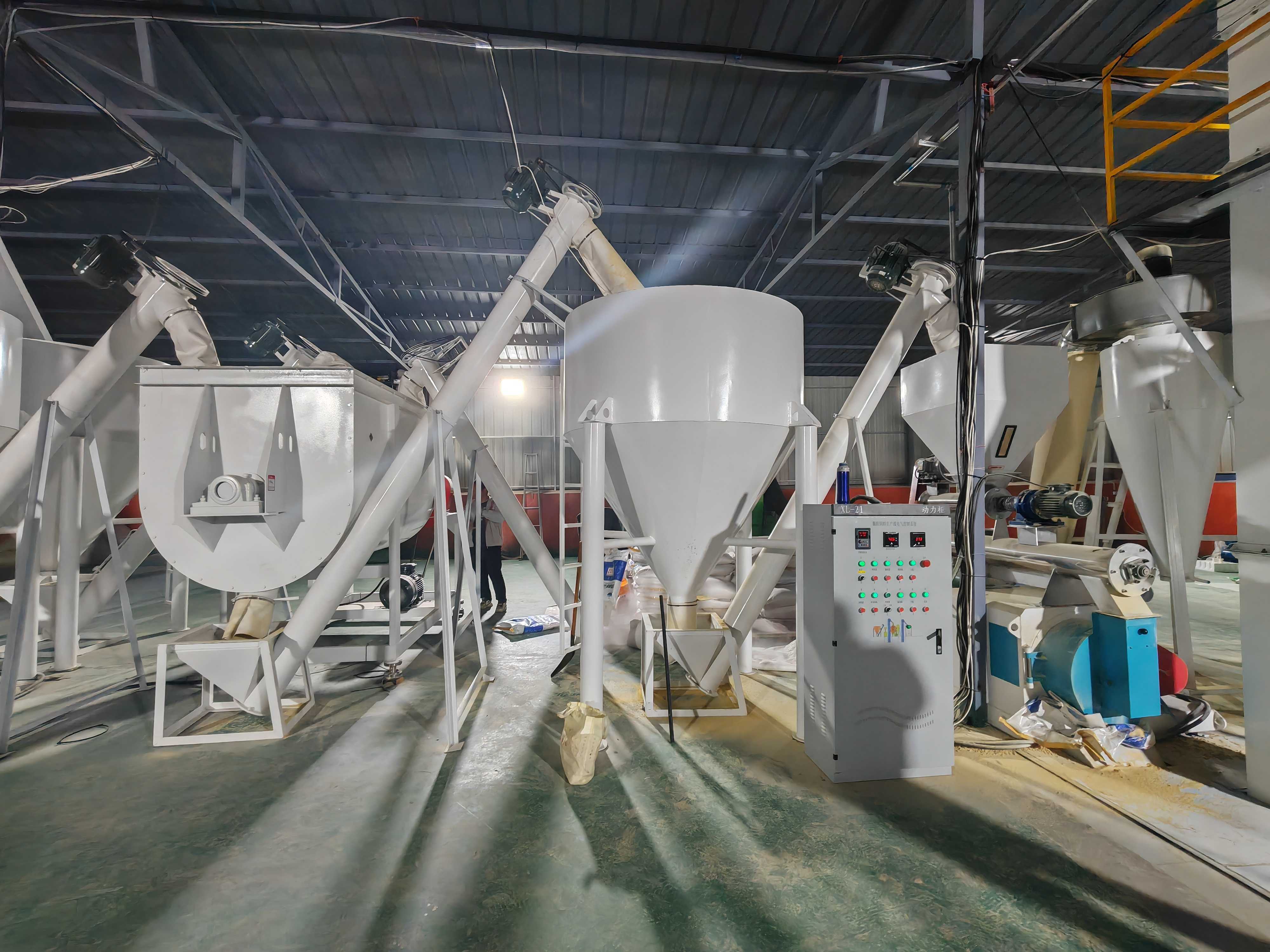 全自動大型飼料生產線設備通常由原料配料機,粉碎機,混合機,輸送系統